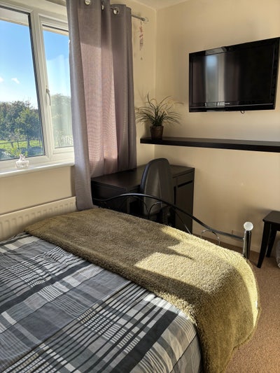 Lovely Double Room in friendly home from £80pw Main Photo