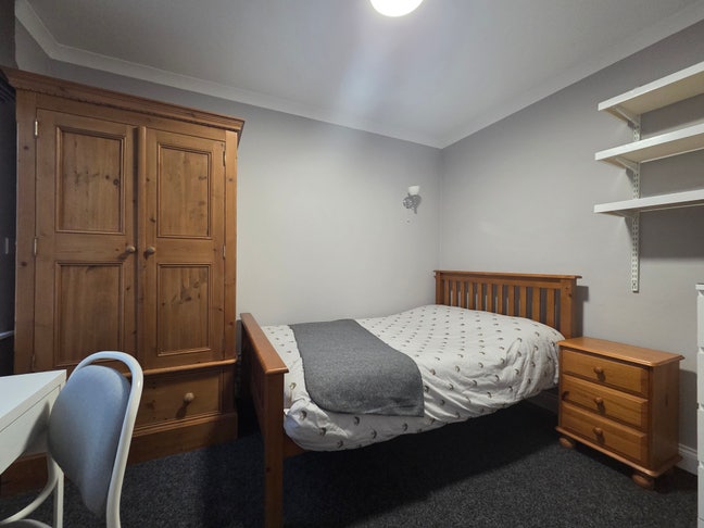Double room - cosy house - near train station Main Photo