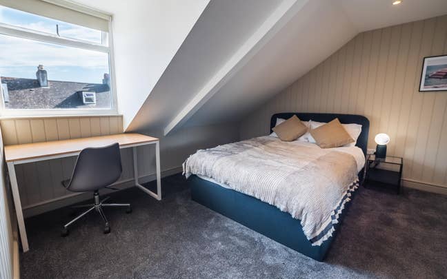 Beautiful loft Room - North Road West Main Photo