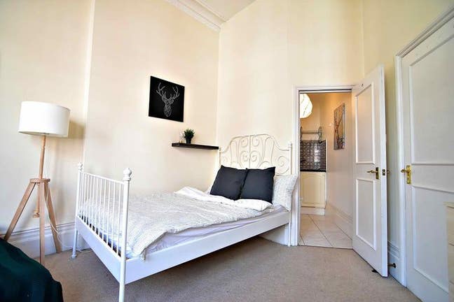 Bright studio with balcony at Holland Park Main Photo