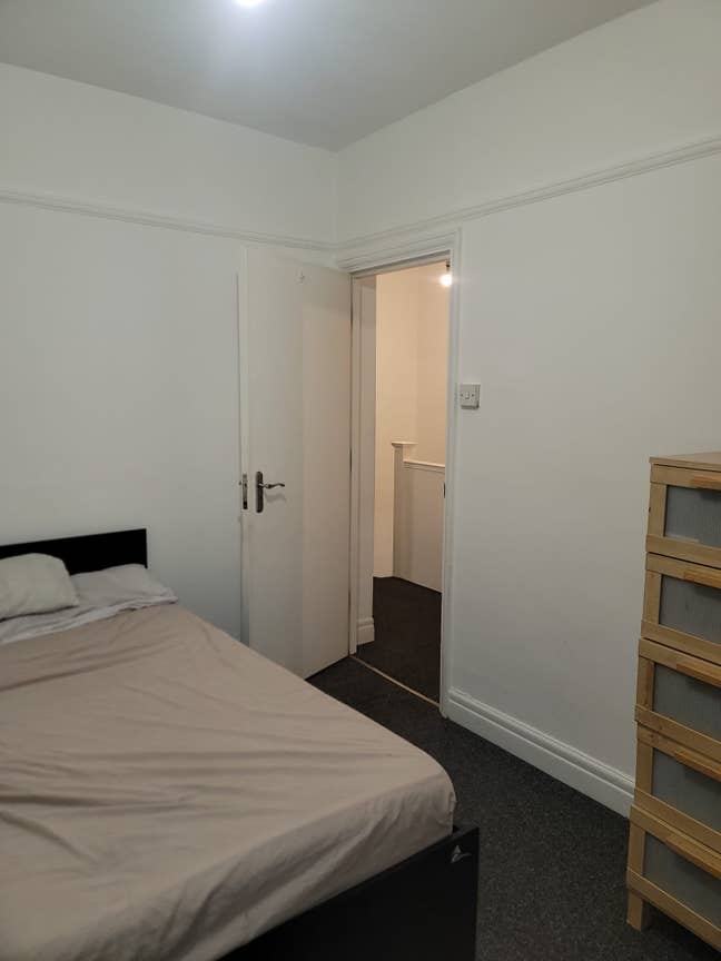 Sharing double room to rent in Newbury Park IG2  Main Photo