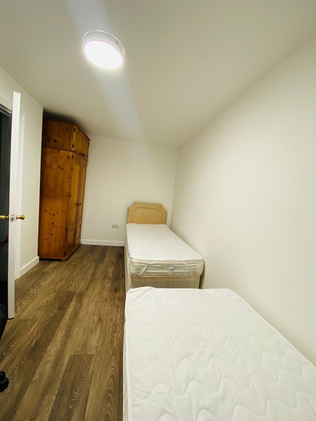 Spacious Double Room for Rent Main Photo