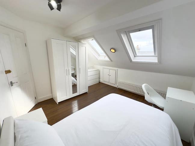 Lovely Double Room Next to Wimbledon Station Main Photo
