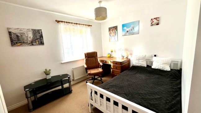 Beautiful Double Room  (No HMO) Main Photo