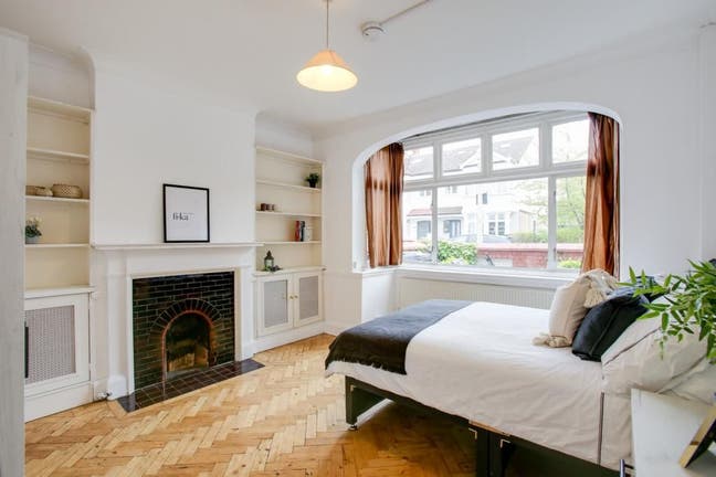 3 Rooms in Northfields Home Main Photo