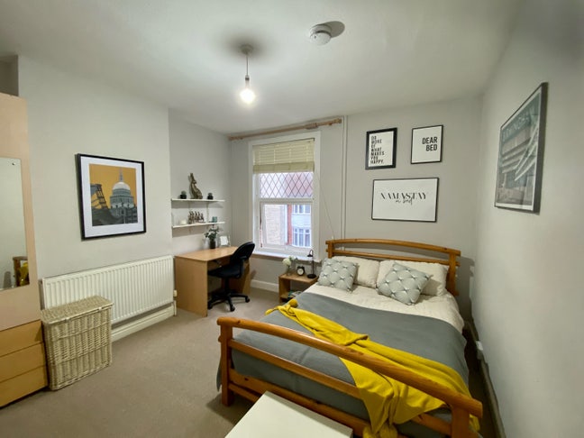 £550inc large  room. Available Nov.  Main Photo