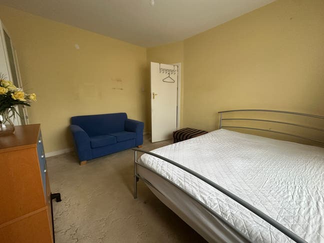 Spacious Double Bedroom with sofa in room Main Photo