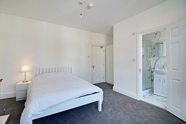 A Well Presented Double En suite Room in St Albans Main Photo