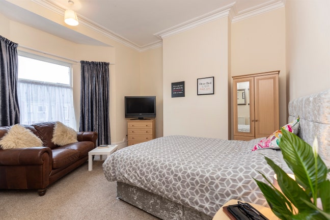 Spacious double room in period house. 2 baths/3 wc Main Photo