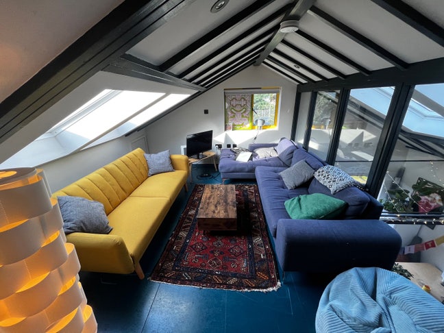 Unique 8-Bedroom Warehouse Share - 1 room Main Photo