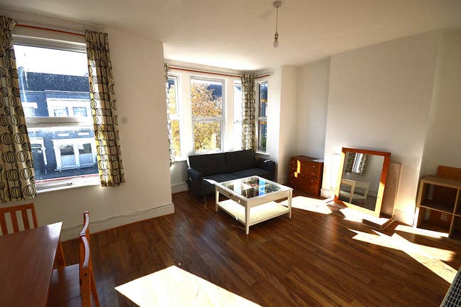 Spacious 3-Bedroom Flat  Main Photo
