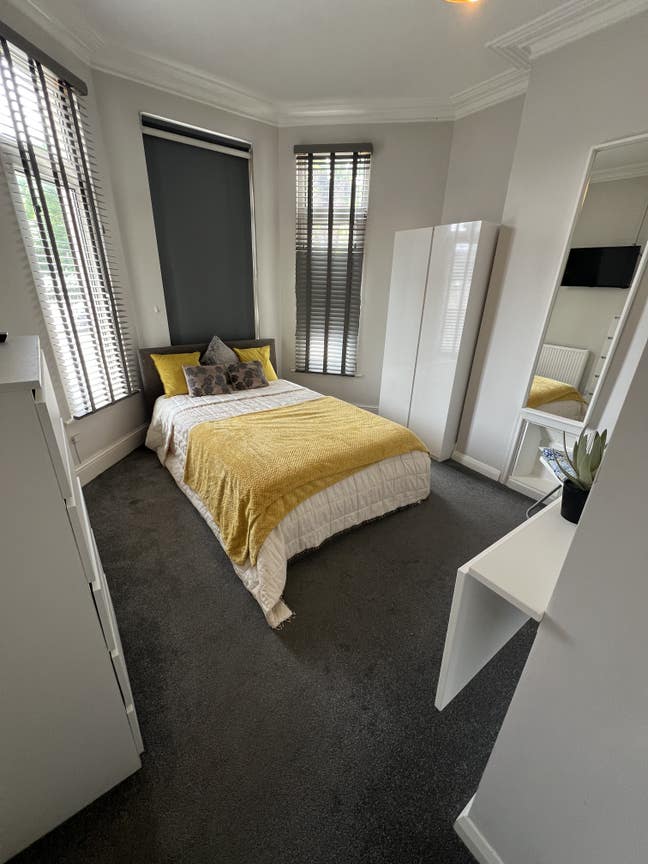  Refurbished Home Close to Amenities & Station Main Photo
