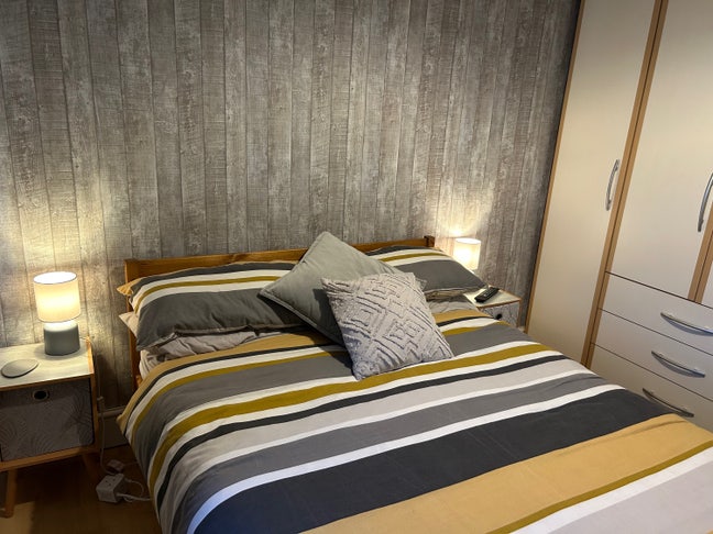 Double room for single female close to town & unis Main Photo