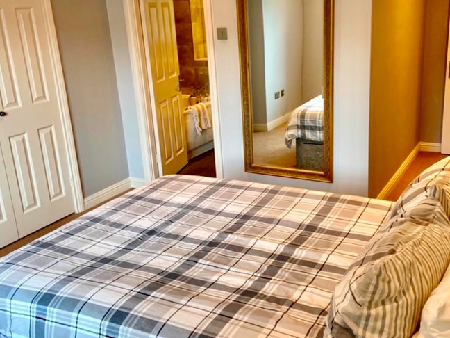 En-suite Room for Rent Fleet Ideal Location Main Photo