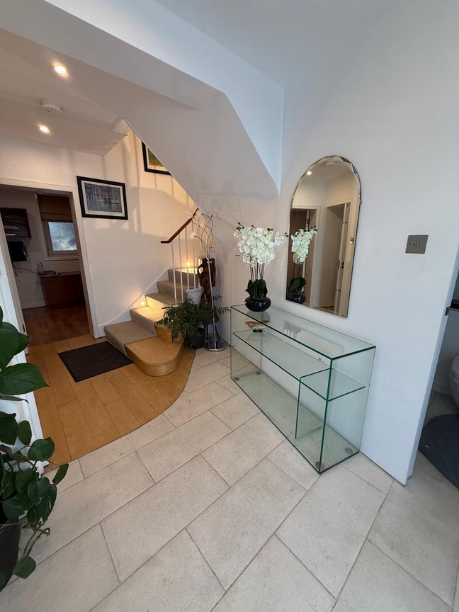 Beautiful mews house close to transport links  Main Photo