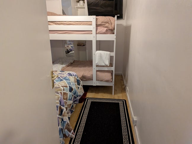 A bedroom available for rent in a shared apartment Main Photo