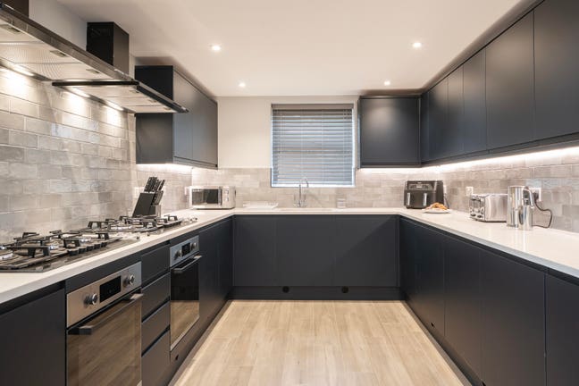 Exceptional Ensuite Room In High Spec House Main Photo