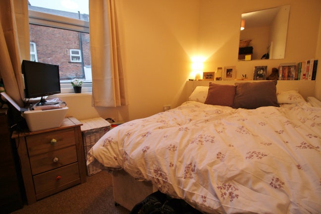 Double room in a 6 bed near the city centre  Main Photo