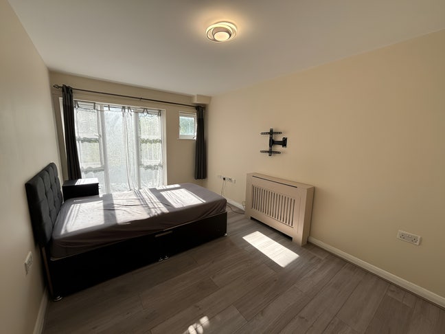 Spacious Bedroom Lounge with Private Bathroom Main Photo