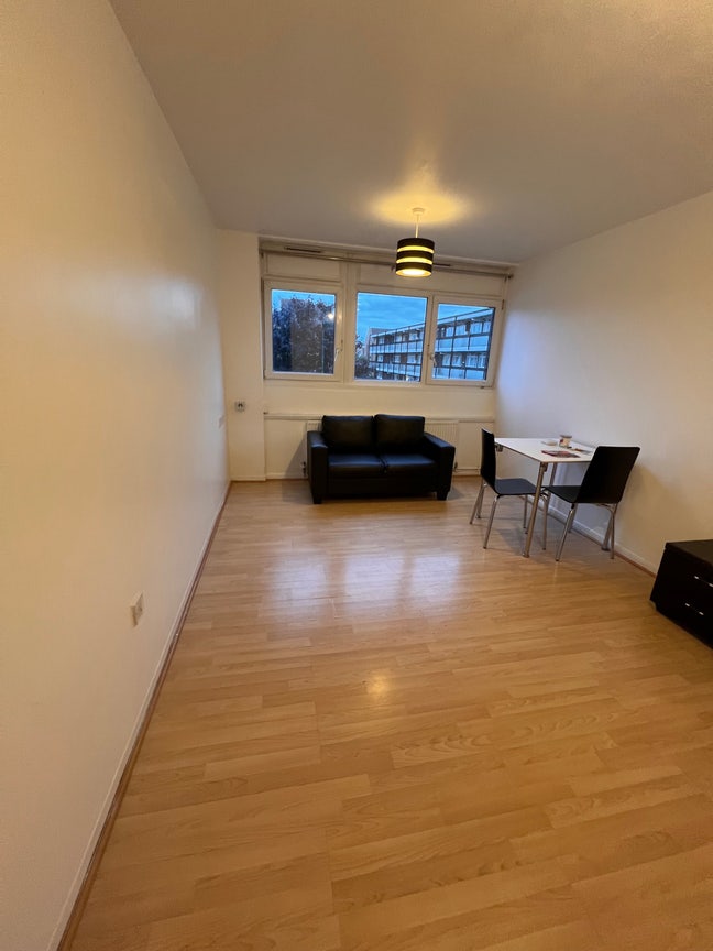 Fully Furnished One-Bedroom Flat – South Quays Main Photo