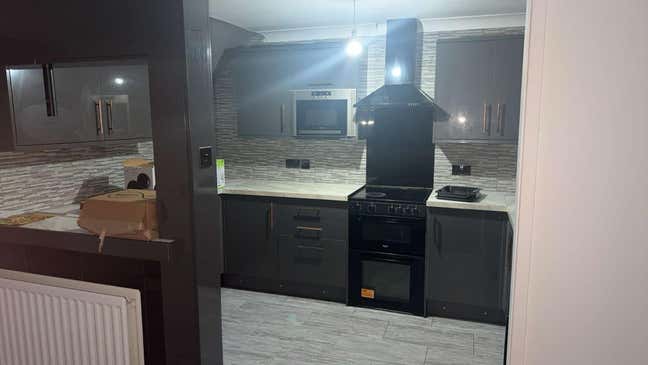 Flatmate required, shared bathroom and kitchen. Main Photo