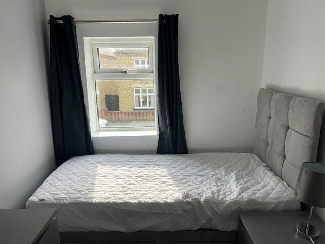 Modern single room in a shared house Main Photo