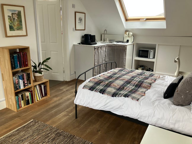 Lovely Stokey loft, independent living, bills incl Main Photo