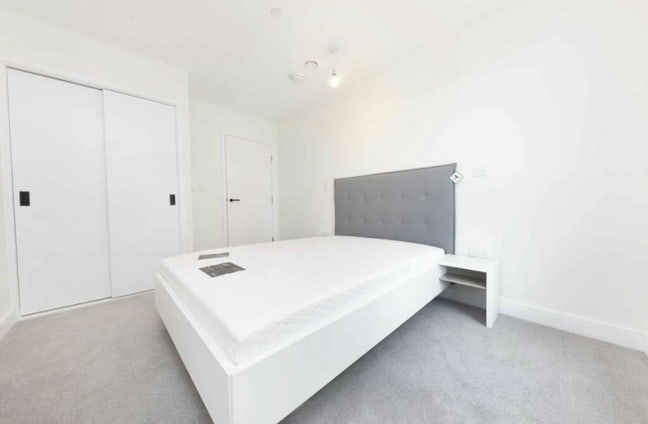 Modern Double Room available Immediately 🏡 Main Photo