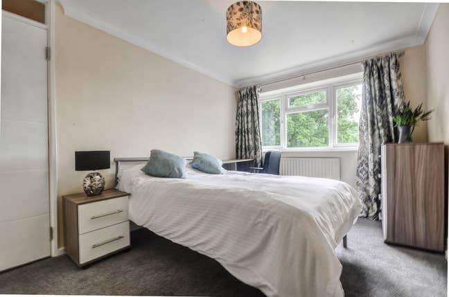 Room to Rent in Ifield! Main Photo