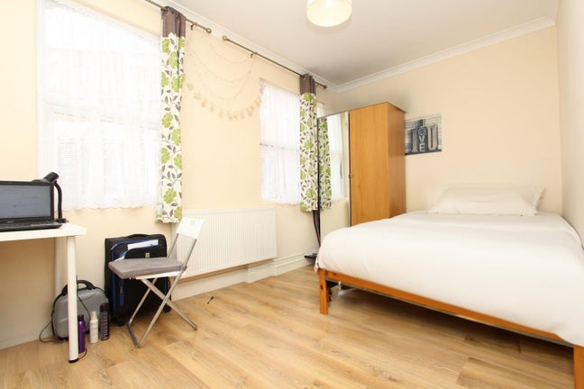 Master Ensuite 60 Seconds from Piccadilly Line! Main Photo