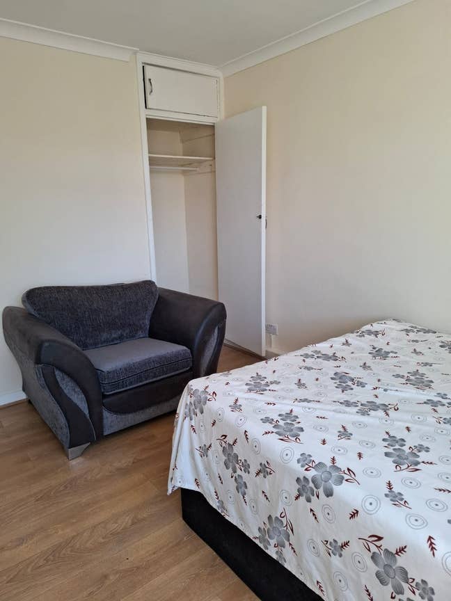 One Double bed and One Single Bed Available Main Photo
