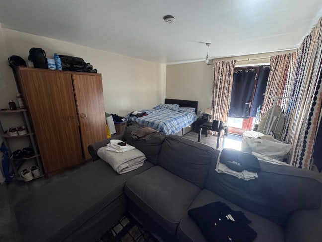 Double Room in a 3 bed flat  Main Photo