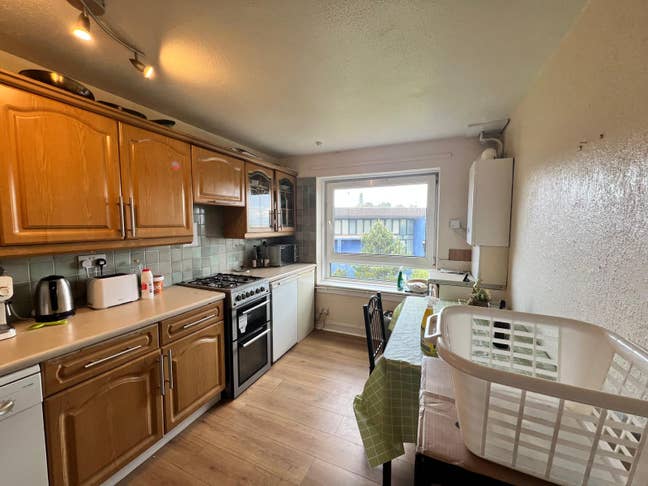 One Single Bedroom Available in a 4 bed Flat.  Main Photo
