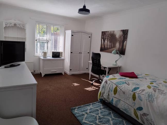 Lovely large room in clean quiet home Main Photo