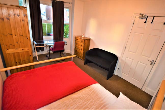 7 mins walk City Centre LARGE Double Room Main Photo