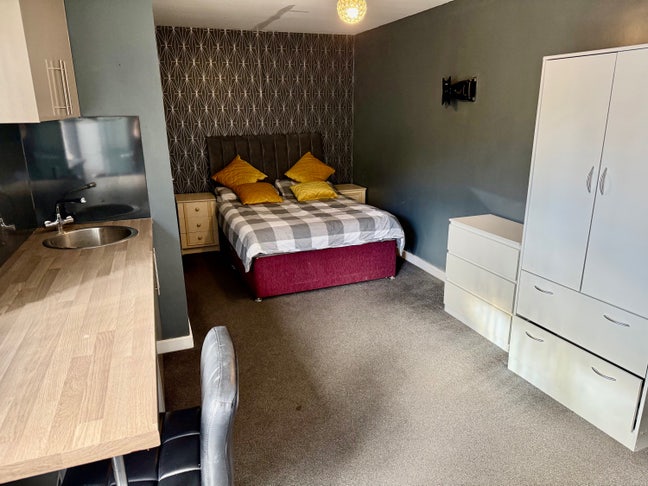Huge double room with en suite and kitchenette Main Photo