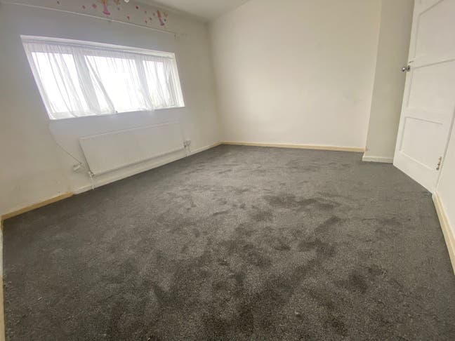 3-Bedroom House for Rent in IG6 2SD Main Photo