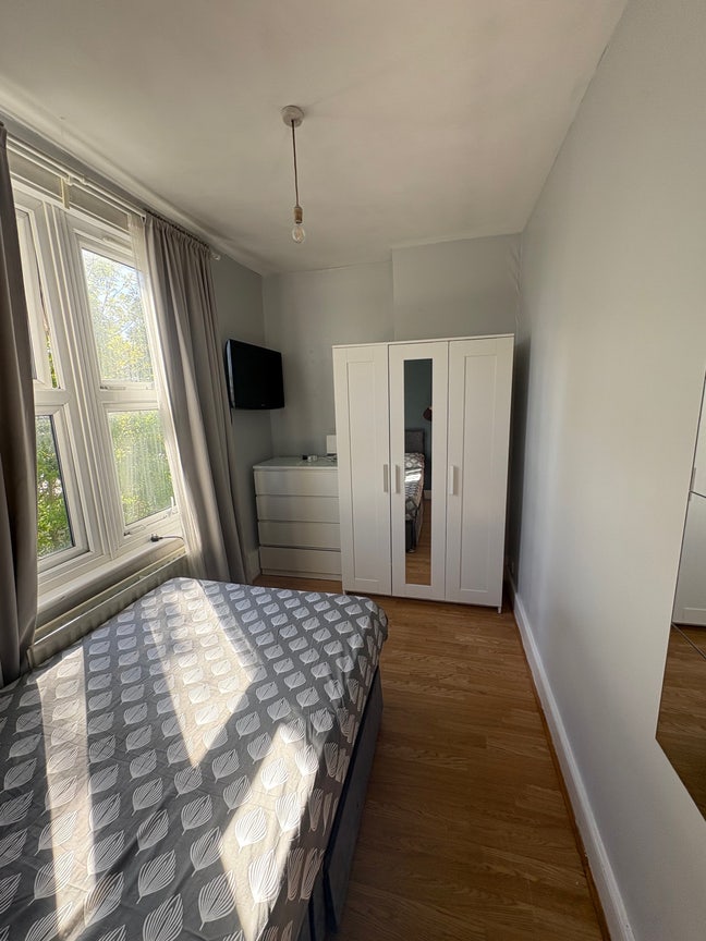 Spacious Single Room with All Bills Included Main Photo