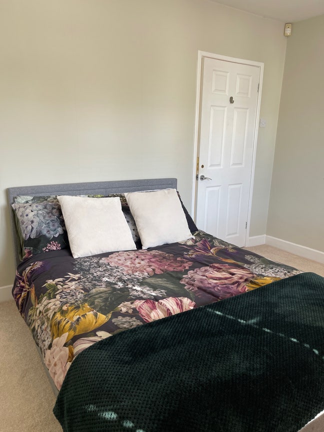 Spacious Double Room with Plenty of Storage Main Photo