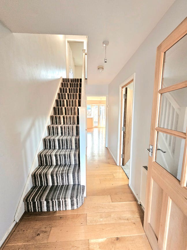 Spacious: 2 Bedroom House: Ready to Move  Main Photo