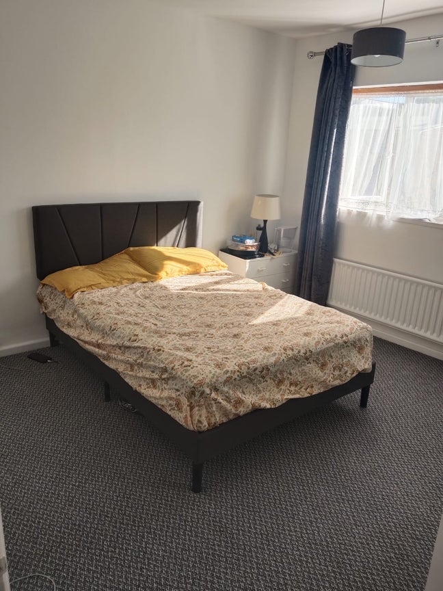 Double and Single room for rent in Cm20 Main Photo