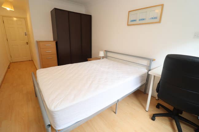 10 Min Walk from Limehouse Station!!  Main Photo