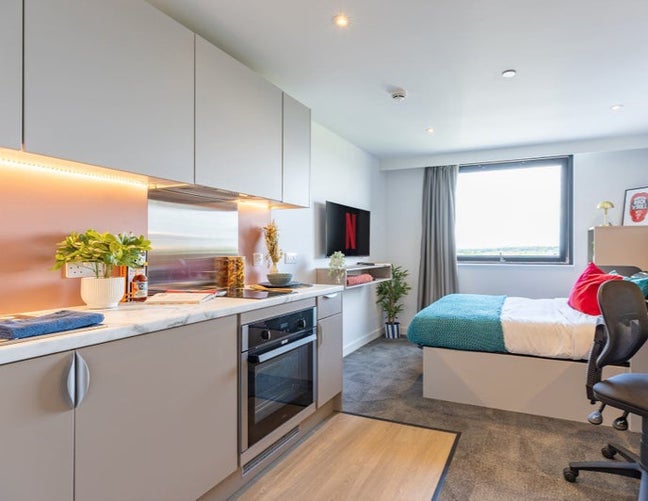 Private Studio Flat with all Amenities| Bills Inc! Main Photo