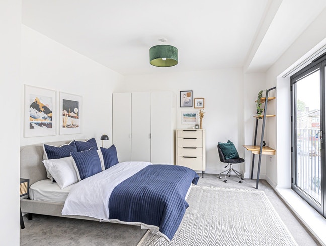 Gorgeous double bed en-suite with huge window Main Photo