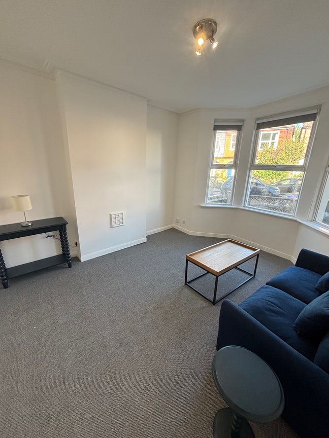 A 2 bedroom flat in Balham with a garden Main Photo