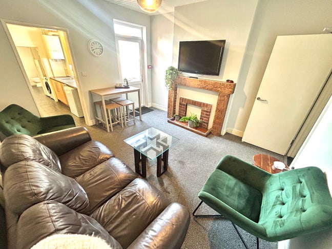 From £450pcm inc All Bill - LN1  Double Rooms Main Photo