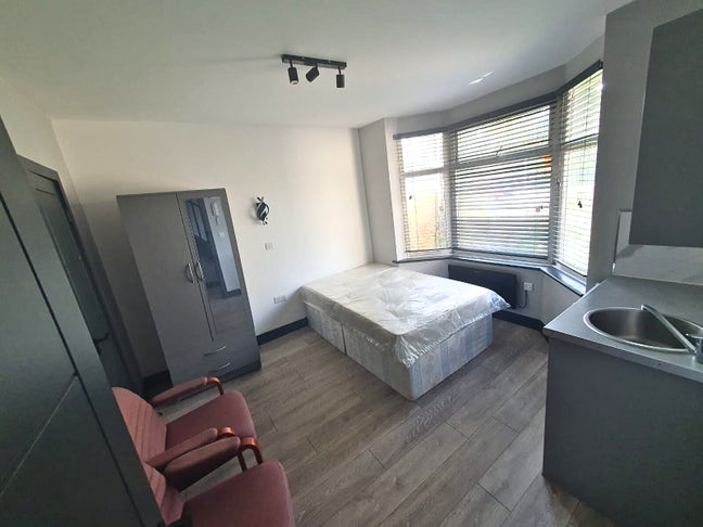 DSS-Studio Flat Available in Surbiton Kingston KT6 Main Photo