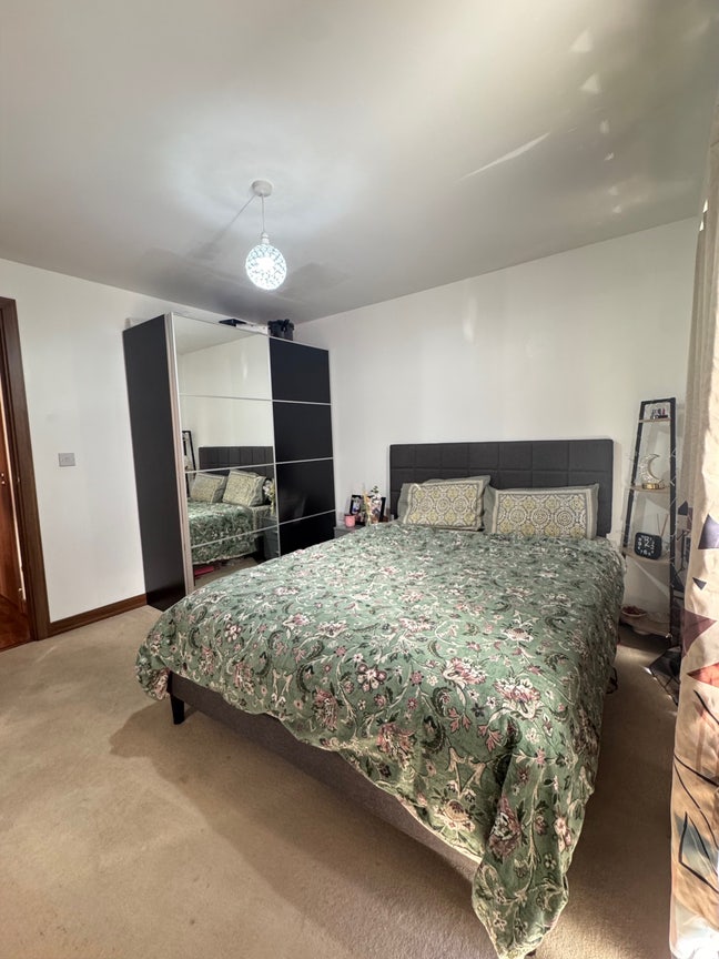 I am looking for a female to share a room  Main Photo