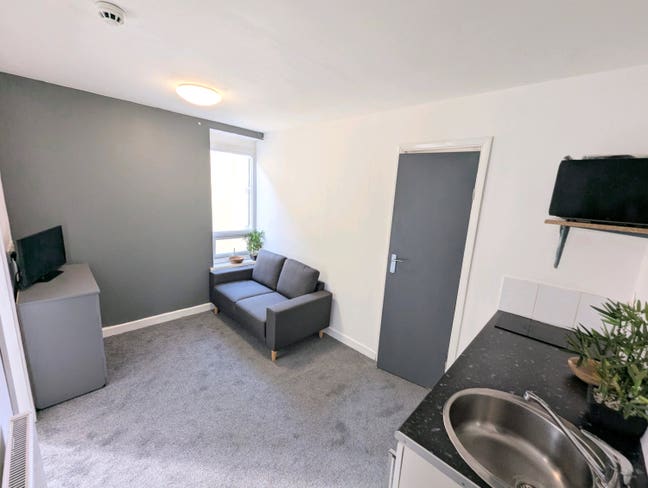 Big Studio Flat - Fully Furnished - All Bills Inc Main Photo