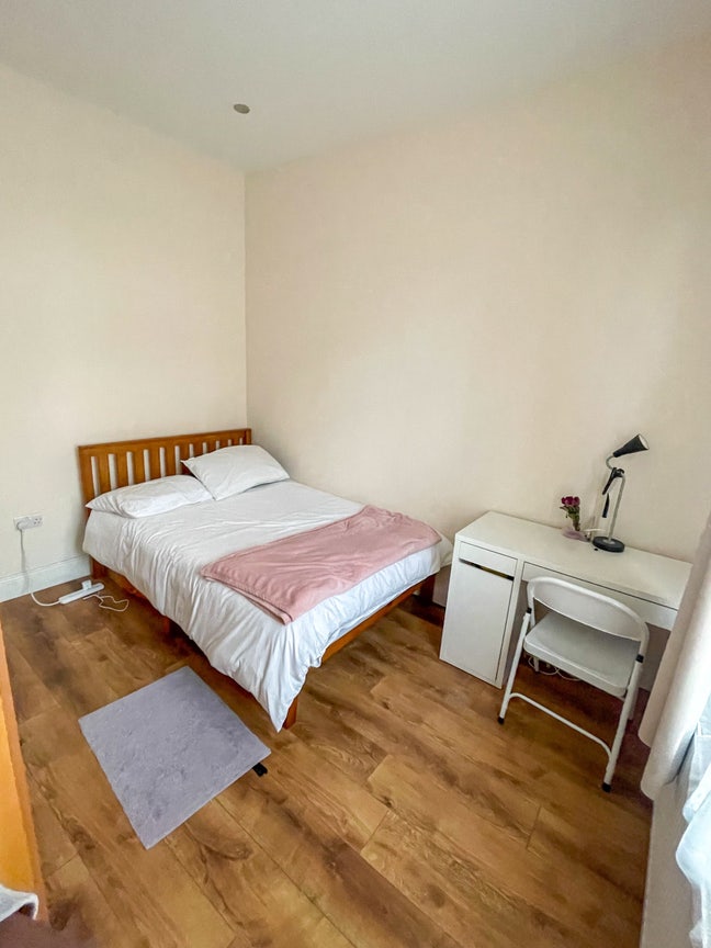 Huge Double Room with Massive Bathroom  Main Photo